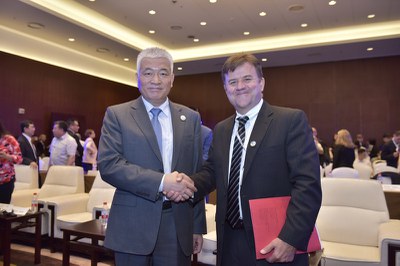 Wang Zhigang, Party Secretary and Vice Minister, Ministry of Science and Technology shook hands with Eric Heitz, CEO and Co-Founder, Energy Foundation