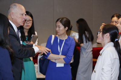 加州州长 Jerry Brown 接受记者访问