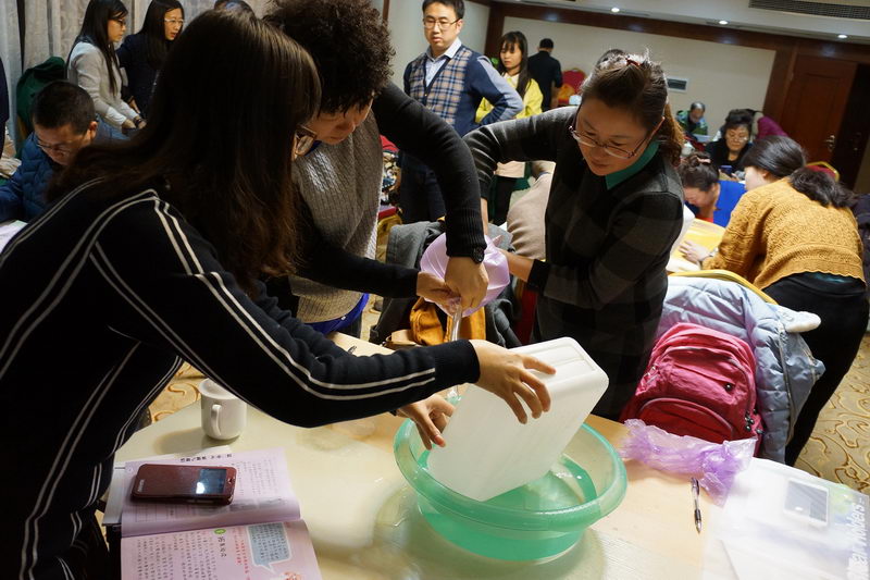 2015年12月22日-23日，遂宁种子教师培训，老师们动手操作测试肺活量实验