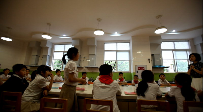 2016年5月13日上午，教材试点学校推广，重庆市人民（融侨）小学教材课堂《寻找厨房里的霾星人》
